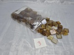 Lote de aproximadamente 1kg de pastilha de vidro na cor âmbar.