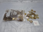Lote de aproximadamente 1kg de pastilha de vidro na cor âmbar.