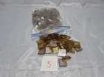 Lote de aproximadamente 1kg de pastilha de vidro na cor âmbar.