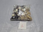 Lote de aproximadamente 500g de botões diversos.