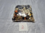Lote de aproximadamente 500g de botões diversos.