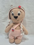 Boneca na forma de menina em crochê. Medindo 28cm de comprimento.