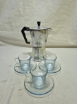 Lote de cafeteira de pressão em metal e 3 xícaras de café em vidro incolor. Medindo a xícara 6cm x 5,5cm de altura.