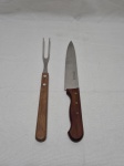 Garfo e facão para churrasco em aço inox com pega de madeira, sendo a faca Tramontina. Medindo o garfo 29,5cm de comprimento, faca 30cm de comprimento.