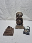 Lote de 3 enfeites decorativos, sendo em gesso, madeira e vidro. Medindo o maior 20cm de altura.