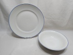 Jogo de prato de bolo com travessa redonda funda em porcelana Renner, friso azul. Medindo o prato 34,5cm de diâmetro, funda 26,5cm x 7,5cm de diâmetro.