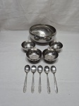 Bowl com 4 cumbucas com 5 colheres em aço inox. Medindo o bowl 20cm x 9cm de altura, cumbucas 9cm x 4,5cm de altura.