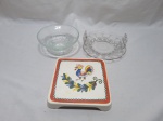 Lote de 2 bowls em vidro e 1 descanso de panela em porcelan. Medindo base em porcelana 16cm x 16cm x 3cm de altura.