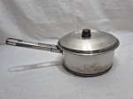 Panela com alça e tampa em aço inox Tramontina fundo triplo 18/10. Medindo 22,5cm x 9,5cm de altura. Tampa com leve perda na pega como demonstra fotos.