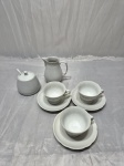 Lote de 3 xícaras de café, leiteira e açucareiro em porcelana branca. Medindo a leiteira 9,5cm de altura.