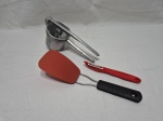 Lote de espátula em silicone, espremedor de batata em alumínio e descascador em plastico. Medindo a espatula 28cm de comprimento.