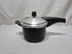 Panela de pressão de 4,5L da Tramontina. Medindo 22,5cm x 15cm de altura.