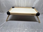 Bandeja retangular de cama com pés dobráveis em madeira. Medindo 47cm x 27cm x 20cm de altura.