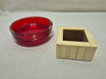 Lote de cinzeiro em vidro da Cádoro e porta cigarro quadrado em madeira revestida de osso. Medindo o cinzeiro 12cm x 4cm de altura, com leve bicaco.