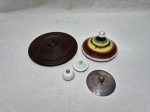 Lote de 5 tampas diversas, sendo em madeira, porcelana e metal. Medindo a maior 16cm de diâmetro.