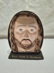Linda placa de decorativa em resina com face de Cristo. Medindo 12cm x 15cm de altura.
