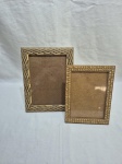 Lote de 2 porta retratos retangulares em madeira. Medindo o maior 25,5cm x 20cm.