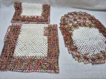Jogo de caminhos de mesa feitos a mão. Medindo o maior 45cm x 33cm. Com marcas de guardado.