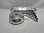 Lote de bandeja, porta guardanapo e farinheira em aço inox. Medindo a farinheira 14cm x 5,5cm de altura.