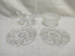 Lote de 2 petisqueiras redondas e 2 bowls em vidro trabalhado. Medindo as petisqueiras 15,5cm de diâmetro.