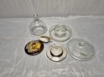 Lote de 6 tampas em porcelana, vidro e inox. Medindo a maior 12cm de diâmetro.