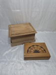 Lote de 2 caixas decorativas em madeira e mdf. Medindo a maior 26,5cm x 22cm x 14cm de altura.