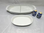 Lote de 2 petisqueiras, saleiro e pimenteiro em porcelana. Medindo a maior 36cm x 19cm x 4,5cm de altura.