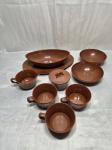 Lote diverso em melanina marrom, composto de 3 xícaras de chá, açucareiro, cremeira, etc. Medindo a travessa maior 30cm x 21cm.