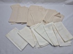 Lote de 29 guardanapos em modelos e tecidos diversos.  Medindo o maior 40cm x 40cm. Com marcas de guardado.