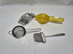 Lote de espremedor de limão em plástico, fateador de queijos em inox, etc. Medindo o espremedor de limão 21cm de comprimento.