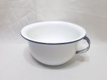 Penico em metal esmaltado ágata com friso preto. Medindo 22cm x 11cm de altura.