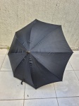 Guarda chuva vintage com pega em couro sintético. Medindo 87cm de comprimento total x 110cm de diâmetro.
