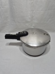 WMF - Panela de pressão em aço inox, faltando uma alça. Medindo 23cm x 14cm de altura.