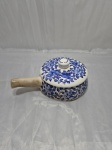 Pequena farinheira em porcelana azul e branco. Medindo 13cm x 5cm de altura. Leve bicado na tampa.