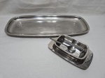 Lote de travessa retangular e molheira em aço inox. Medindo a travessa 52cm x 22cm.
