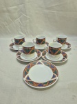 Jogo de 5 xícaras de café com 6 pires em porcelana oriental com estampa quadriculada. Medindo 5,5cm x 5,5cm de altura.