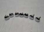 Lote de 7 puxadores em metal prateado. Medindo 3cm x 4,5cm de comprimento.
