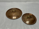 Jogo de 2 tampas redondas em cobre com alça em metal dourado. Medindo a maior 17cm de diâmetro.