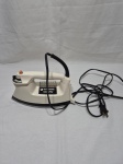 Antigo ferro de passar roupa da Black e Decker Light'n Easy.