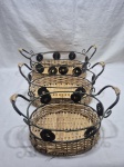 Lote de 3 cestas cachepots em metal prateado com palhinha trançada. Medindo a maior 32cm x 22cm x 14,5cm de altura.