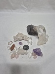 Lote de diversas pedras rústicas decorativas. Medindo o maior 9cm de altura.