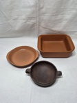 Lote de 3 travessas em cerâmica. Medindo o maior 21cm x 18cm x 7cm de altura.