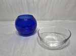 Lote de bowl e cachepot em vidro. Medindo o azul 9,5cm de boca x 12cm de altura. Incolor com leves bicados.