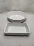 Lote de 2 travessas em porcelana refratária. Medindo a redonda 29,5cm x 7cm de altura.