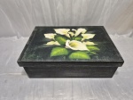 Caixa decorativa retangular em madeira pintada, com divisões internas e 2 andares. Medindo 31cm x 21cm x 10cm de altura.
