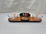 Lote de 2 cumbucas em vidro, cumbuca e bandeja em porcelana e 8 garfos de petisco em aço com pega em resina. Medindo a bandeja 33cm x 19,5cm.