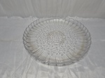 Prato de bolo em vidro ricamente moldado. Medindo 35cm x 4cm de altura. No estado.