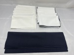 Jogo de caminho de mesa e 6 guardanapos em tecido branco com costura branca e 6 guardanapos em tecido branco com costura preta. Medindo 50cm x 42cm. Com marcas de guardado.