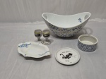 Lote diverso, composto de petisqueira, porta copo, bowl, etc. Peças em porcelana. Medindo a travessa 20cm x 13,5cm x 10cm de altura.
