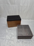 Lote de 2 caixas decorativas em madeira. Medindo a maior 20cm x 15cm x 14cm de altura.